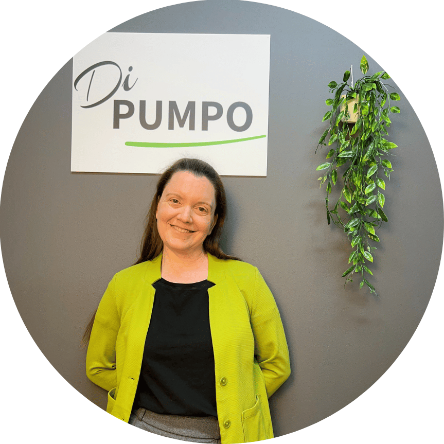 Psychotherapie in Werdohl Frau mit langen Haaren in einem grünen Blazer vor einem Schild mit "Di PUMPO".