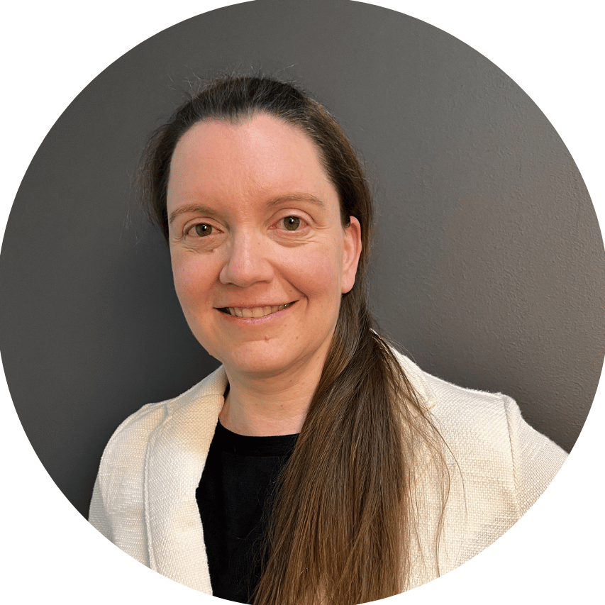 Psychotherapie in Werdohl Frau mit langen Haaren in einem runden Rahmen, trägt eine helle Jacke und lächelt.